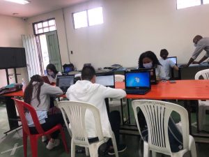 estudiantes en área técnica